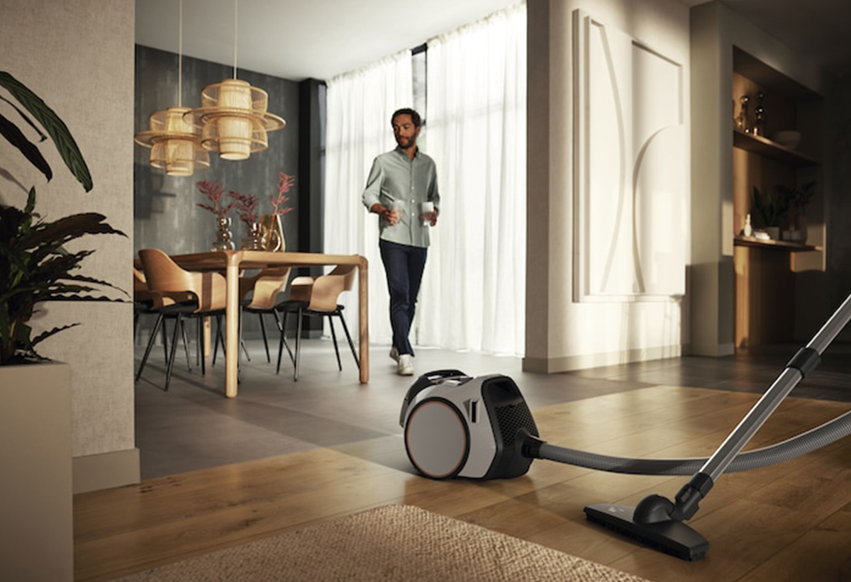 Η σκούπα τοποθετημένη σε ένα σαλόνι